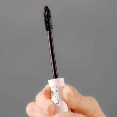 Dinoplatz Escalator Mascara is a smudge-proof mascara with the adjustable wand to customize thickness and length of lashes.