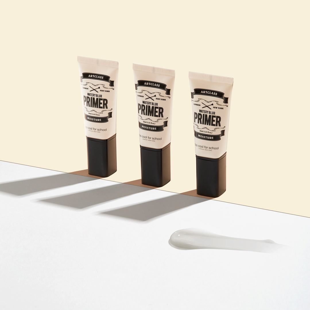 A blurring primer with a moist essence texture that fills skin with moisture and turns skin texture smooth.